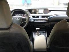 Автомобиль Lexus UX 200 для аренды в Лиль