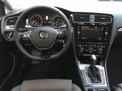Автомобиль Volkswagen Golf 7 для аренды в Париже